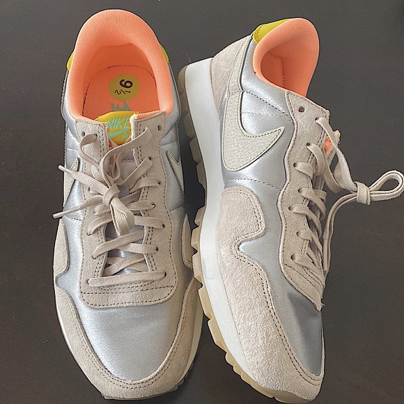 ๐
New NIKE AIR PEGASUS Rare Colorway!!! Wmns 9.5 Mens 8 NEW Never worn! ๐